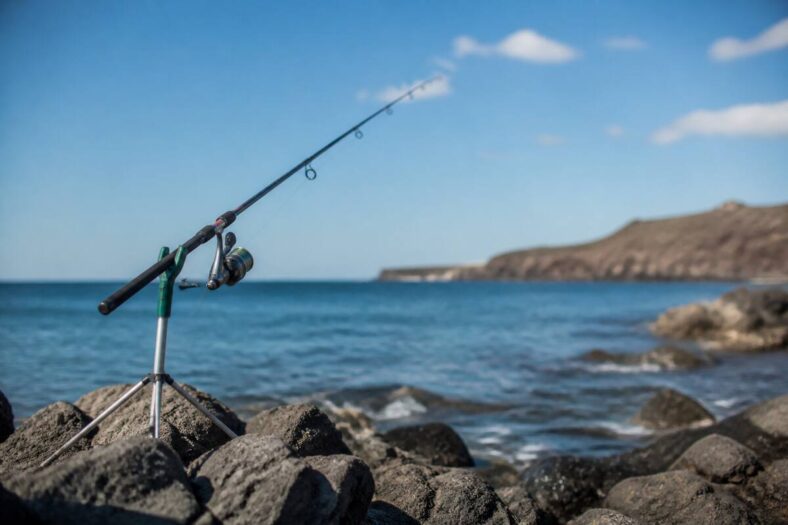 Een rustige visplek aan de kust van Lanzarote met hengel en zee op de achtergrond